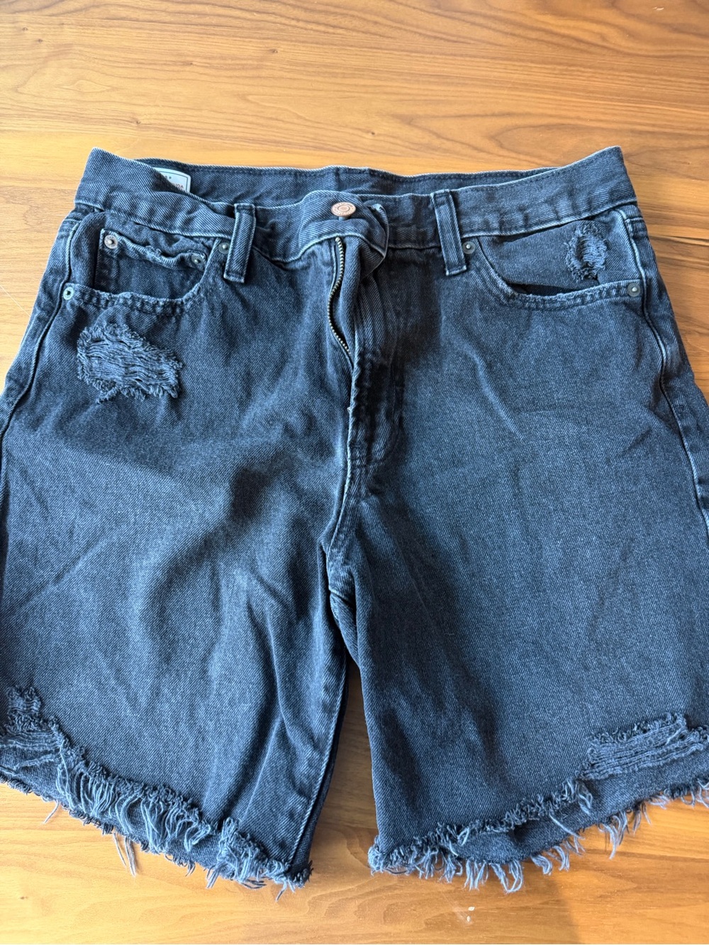 GAP ladies Black Distressed Denim Jean Shorts 8 inch Bermuda midrise